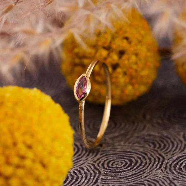 ring in yellow gold 18K with marquise in pink saphir