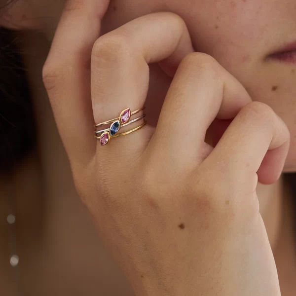 bague en or jaune, blanc ou rose 18K avec une marquise en saphir bleu ou rose