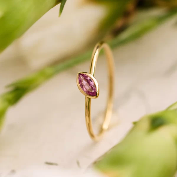 ring in yellow gold 18K with marquise in pink saphir