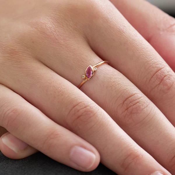 bague en or rose 18K avec une marquise en saphir rose et deux diamants