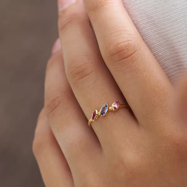 bague en or jaune 18K avec trois marquise en saphir rose et bleu