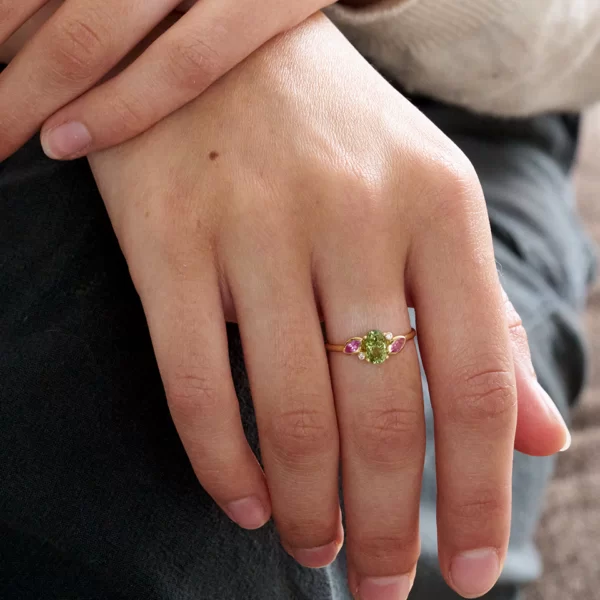 bague en or jaune 18K avec une tourmaline ovale verte, marquise en saphir rose et diamants