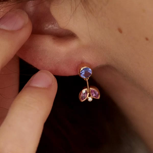 boucles d'oreilles en or rose 18K avec une pierre ronde en tanzanite bleu, des marquises en saphir rose et des diamants