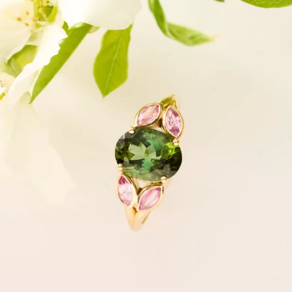 bague en or jaune 18K avec quatre marquises rose en saphir et une tourmaline ovale