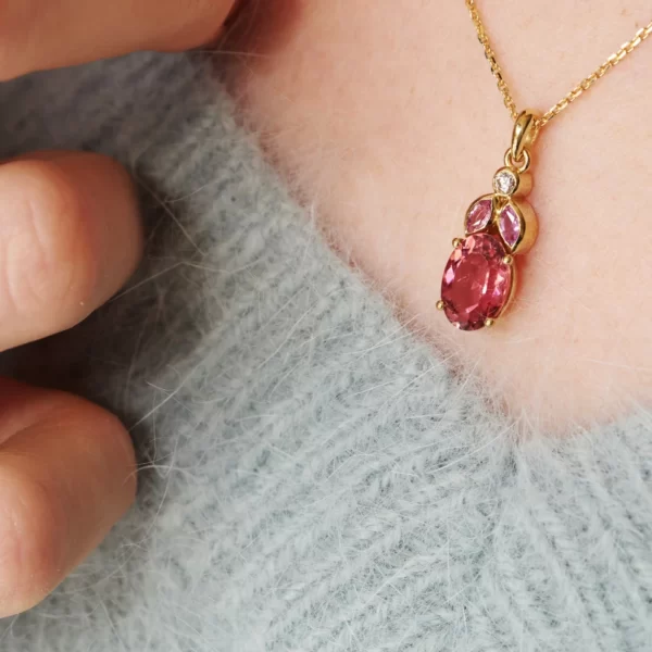 collier en or jaune 18K avec deux marquises rose en saphir, diamant et une tourmaline ovale