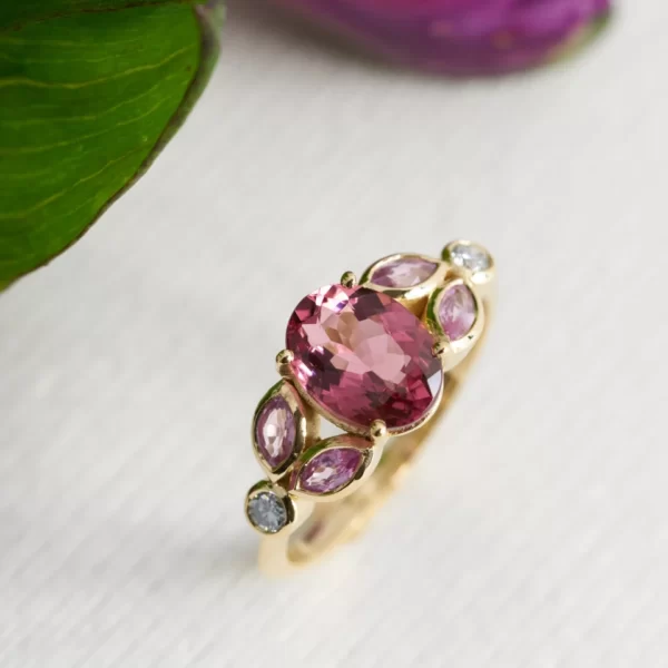 bague en or jaune 18K avec quatre marquises rose en saphir, diamants et une tourmaline ovale