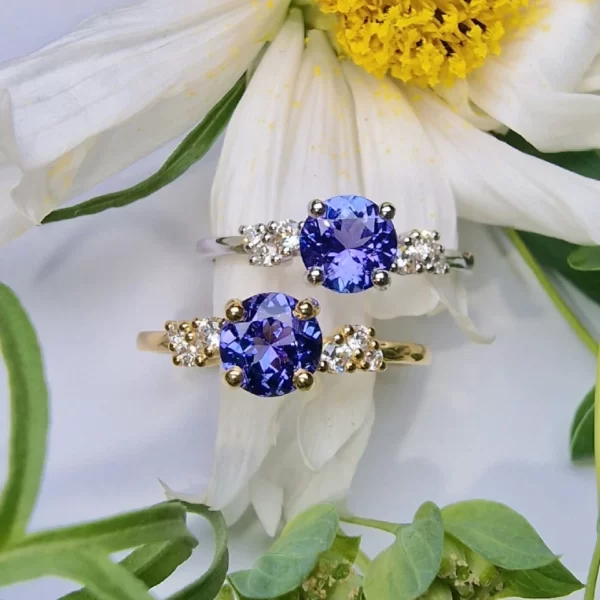 Bague en or jaune ou blanc 18k avec une pierre centrale en tanzanite et des diamants