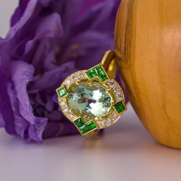 Bague en or jaune 18K avec une pierre centrale en touemaline et avec des pierres en diamants et tsavorite