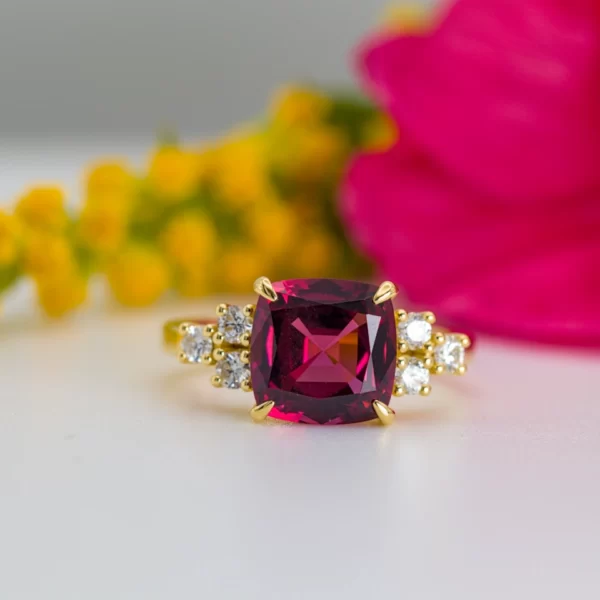 Bague en or jaune 18K avec une pierre centrale en rhodolite et 6 diamants