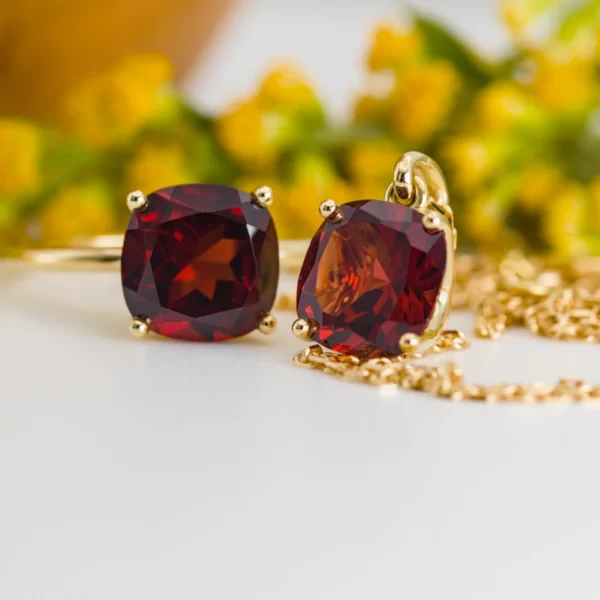 Bague et collier en or jaune 18K avec une pierre centrale en rhodolite