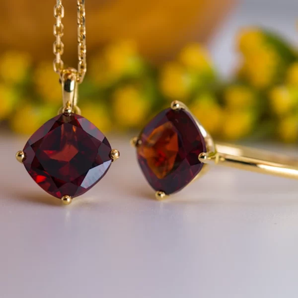 Bague et collier en or jaune 18K avec une pierre centrale en rhodolite