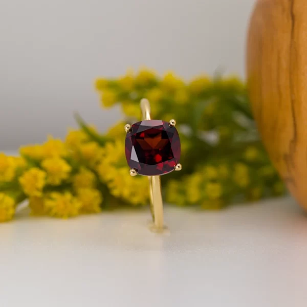 bague en or jaune 18K avec une pierre centrale en rhodolite