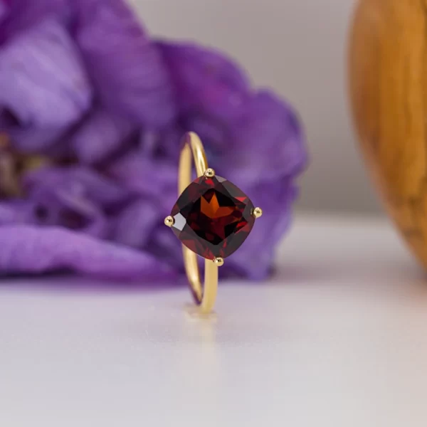 bague en or jaune 18K avec une pierre centrale en rhodolite