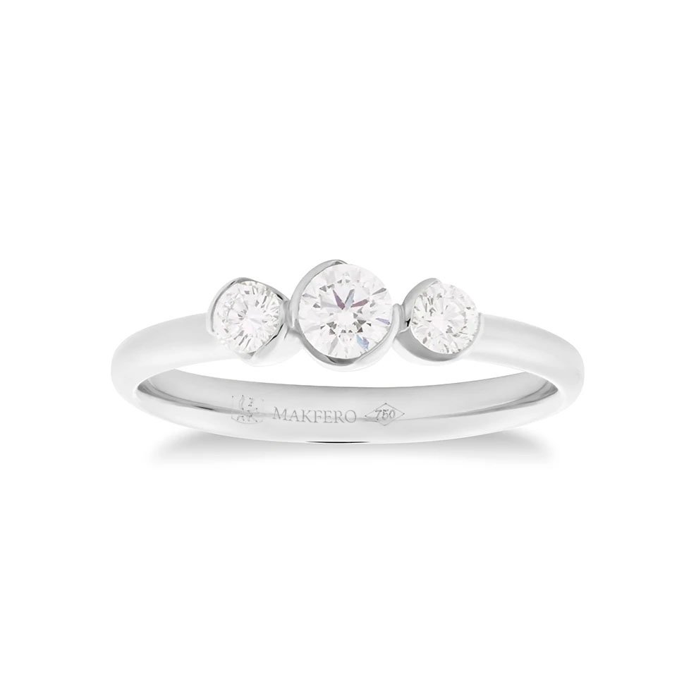White gold ring with one central round diamond, 3.6 mm, and two round side diamonds, 2.8 mm each