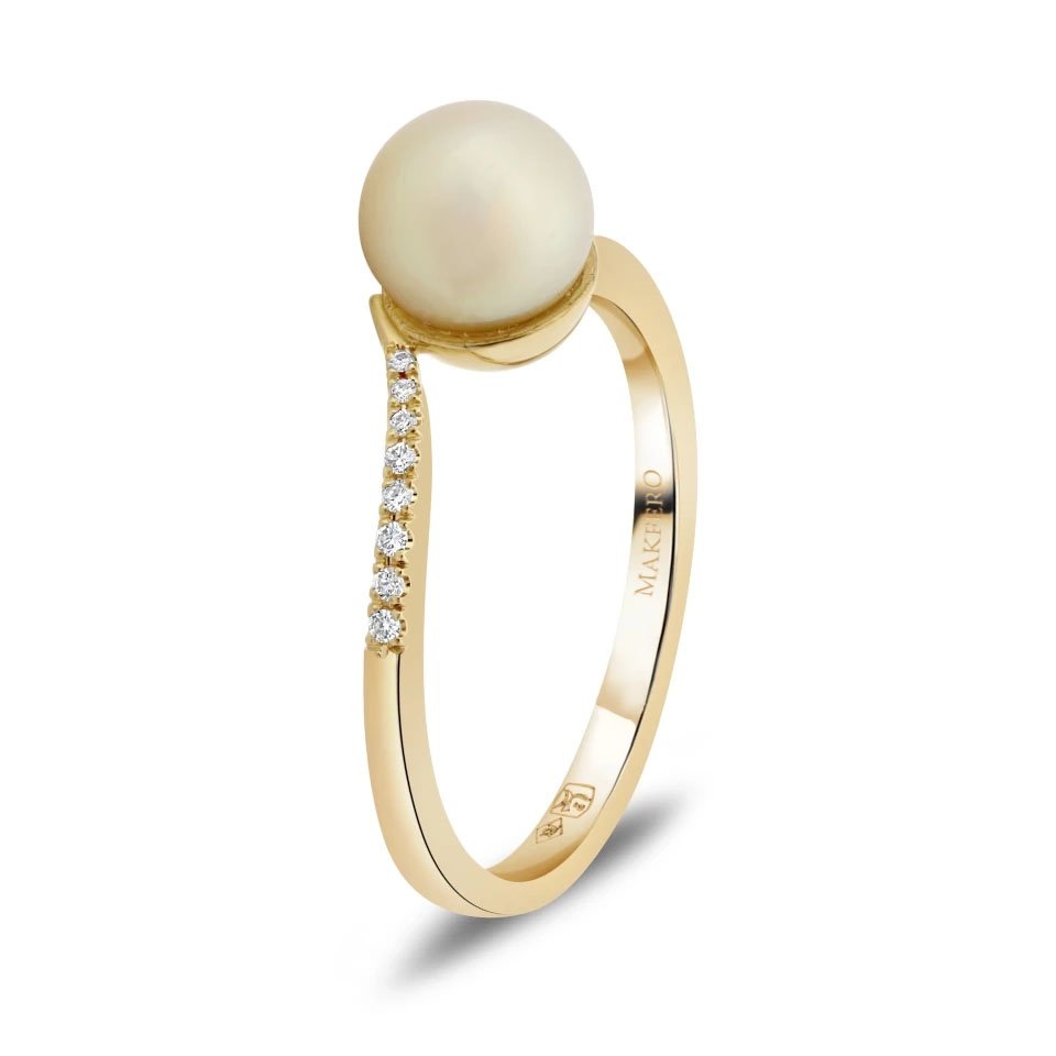 Yellow gold ring with curved band set with a round pearl and eight small round diamonds in graduated sizes