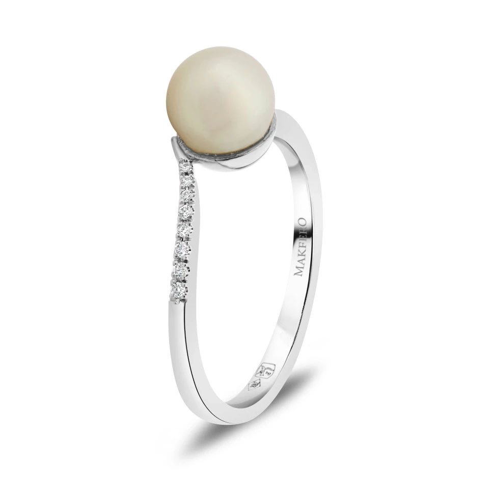 White gold ring with curved band set with a round pearl and eight small round diamonds in graduated sizes