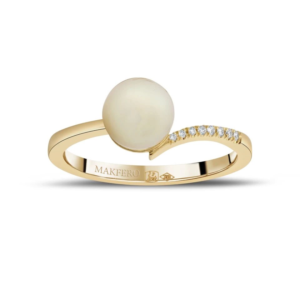 Yellow gold ring with curved band set with a round pearl and eight small round diamonds in graduated sizes