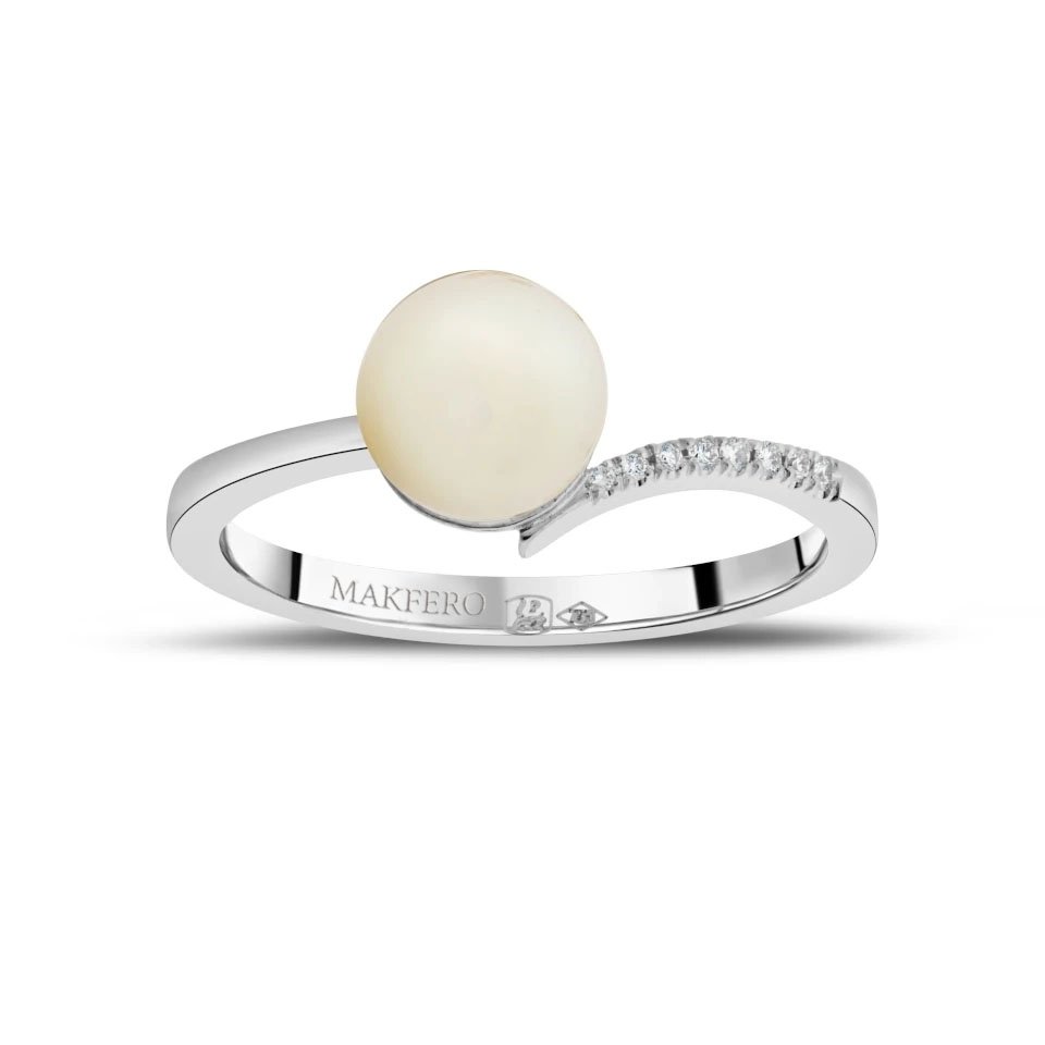 White gold ring with curved band set with a round pearl and eight small round diamonds in graduated sizes