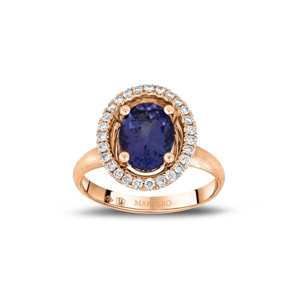 Rose gold ring with an oval tanzanite, 8.9 × 6.8 mm, surrounded by 27 small round diamonds in a halo setting