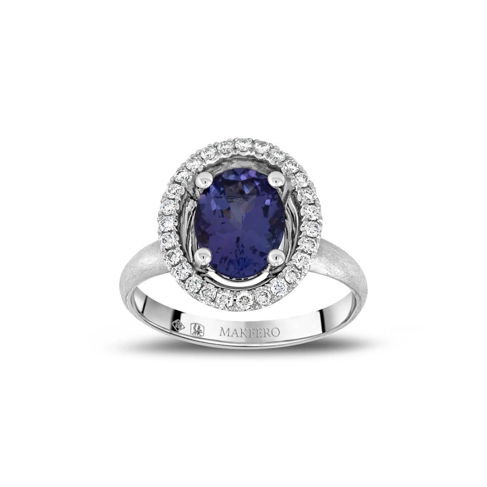 White gold ring with an oval tanzanite, 8.9 × 6.8 mm, surrounded by 27 small round diamonds in a halo setting