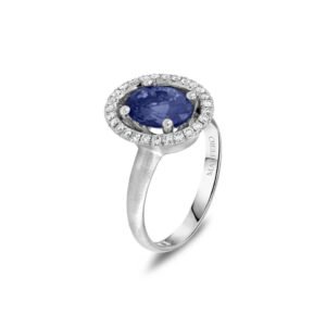 White gold ring with an oval tanzanite, 8.9 × 6.8 mm, surrounded by 27 small round diamonds in a halo setting