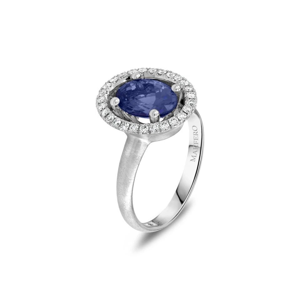 White gold ring with an oval tanzanite, 8.9 × 6.8 mm, surrounded by 27 small round diamonds in a halo setting