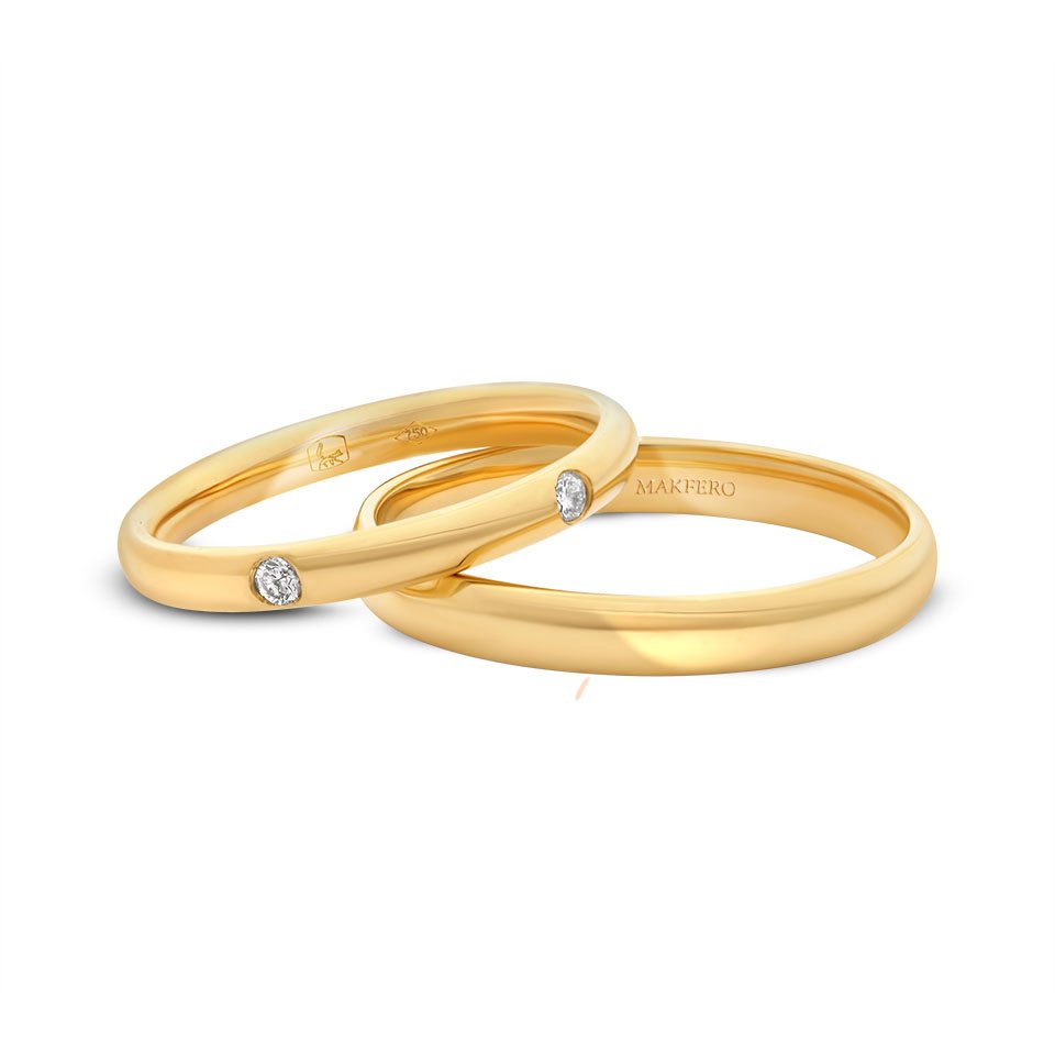 Thara polished wedding ring in 18k gold, available in 2 mm and 3 mm widths