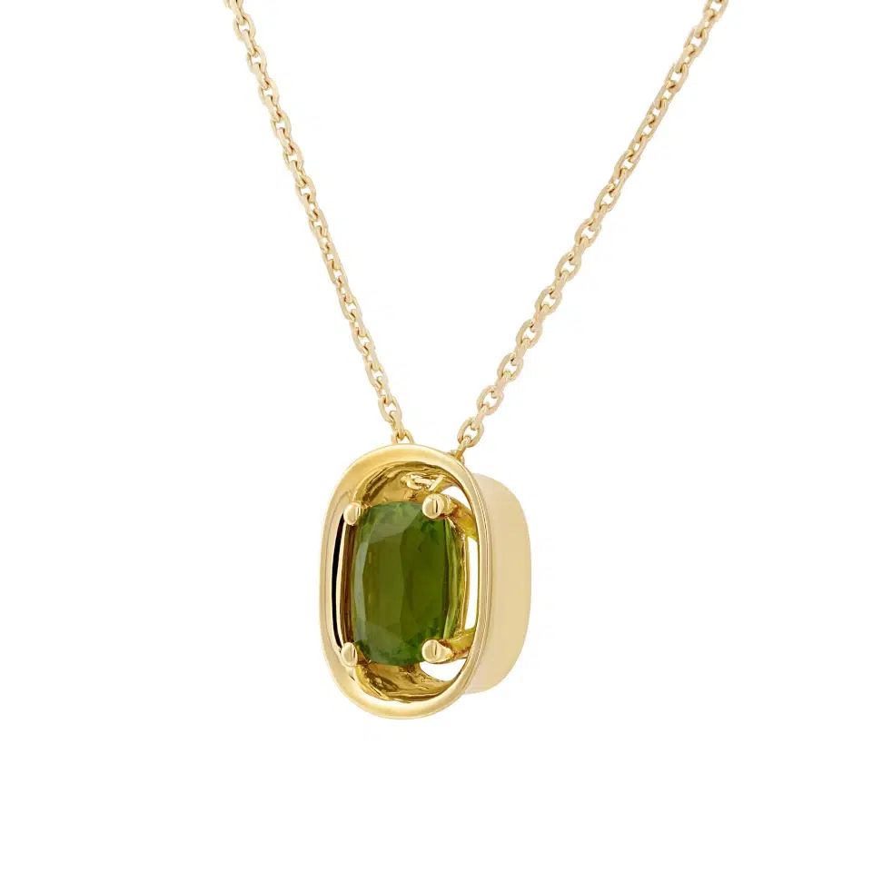 Tiare necklace in 18K white gold featuring an oval peridot of 9 × 7 mm