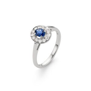 Yellow gold ring with an oval sapphire surrounded by 13 diamonds in a halo setting