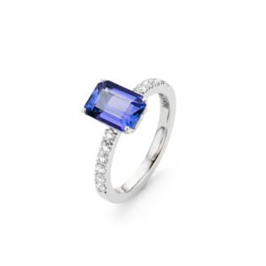 Hélène ring in 18K white gold featuring an emerald-cut tanzanite with pavé-set diamonds along the band.